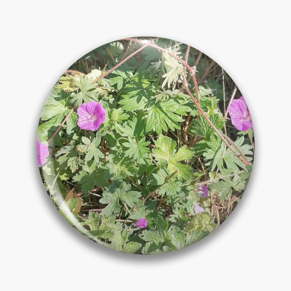 Artikelvorschau, Pink Wildflowers in Green Garden entworfen und verkauft von PhuongVoArt.