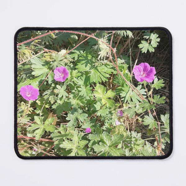 Artikelvorschau, Pink Wildflowers in Green Garden entworfen und verkauft von PhuongVoArt.
