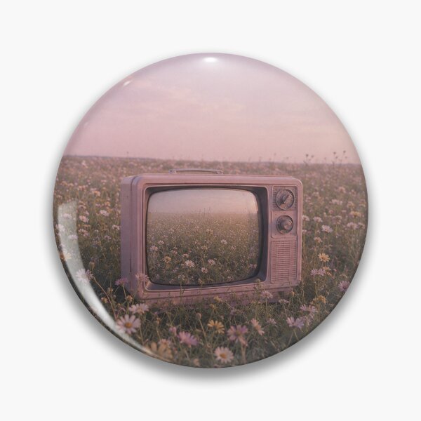 Artikelvorschau, Fernsehen im Blumenfeld – Nostalgischer Dreamcore entworfen und verkauft von HazyElsewhere.