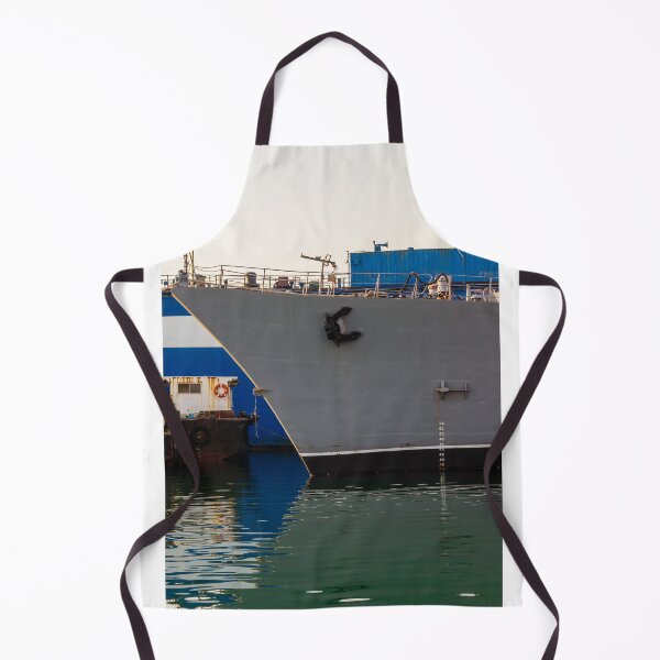 Aperçu de l'œuvre Navire gris à l'avant amarré au port, reflets d'eau calme et détails du port industriel créée et vendue par Nmallia.