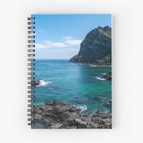 Artikelvorschau, Lebendiger Sommer: Ozean und Vulkanfelsen am Seongsan Ilchulbong, Insel Jeju, Korea: Kristallklares smaragdgrünes Meer, schroffe Basaltklippen und tropische Küstenlandschaft – Kunstdruck, Poster & Wohnaccessoires entworfen und verkauft von SOOstudio73.