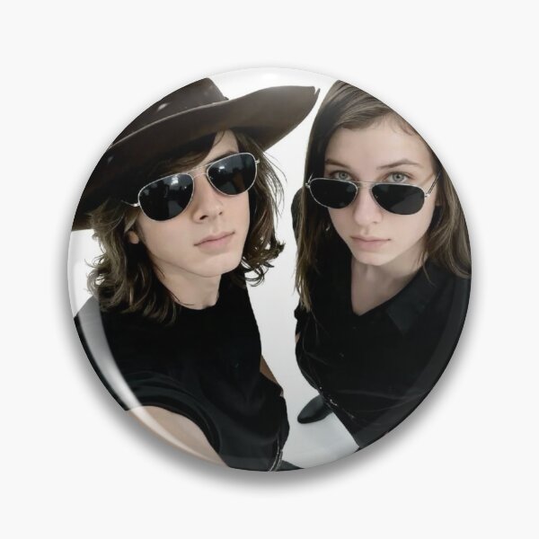 Artikelvorschau, Carl und Enid – TWD (The Walking Dead) entworfen und verkauft von Maned Wolf.