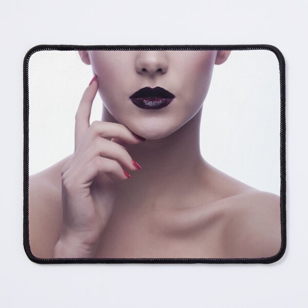 Artikelvorschau, Dunkles Make-up und ausdrucksstarkes Lippenporträt – Striking Studio Beauty entworfen und verkauft von SensualArt Designs.