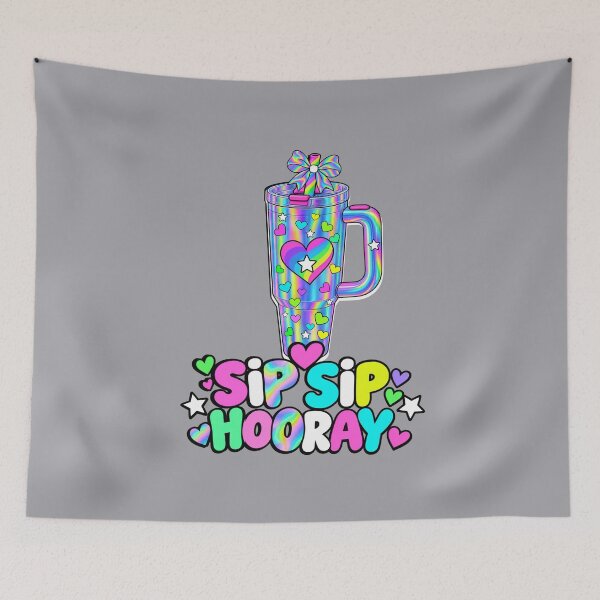 Aperçu de l'œuvre Sip Sip Hourra – T-shirt gobelet arc-en-ciel holographique créée et vendue par Aimetoi.