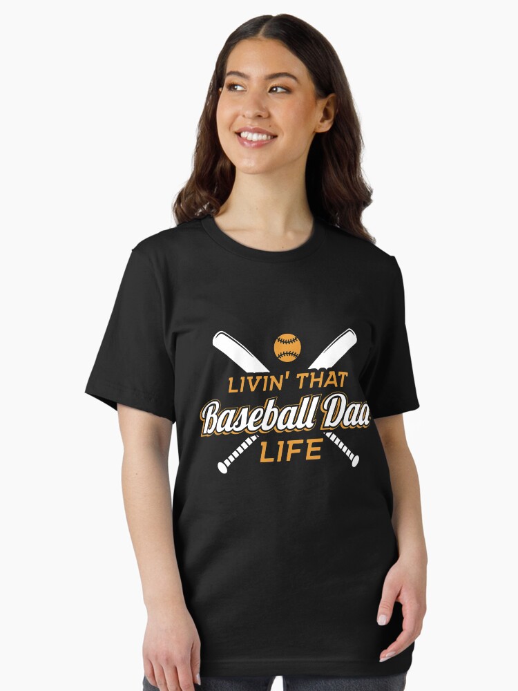Thumbnail 2 von 7, Essential T-Shirt, Livin' That Baseball Dad Life - Funny Baseball Quote Gift designt und verkauft von yeoys.