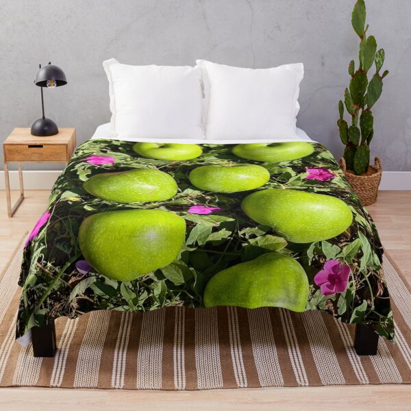 Aperçu de l'œuvre Pomme Granny Smith sur l'herbe créée et vendue par happytraveller1.