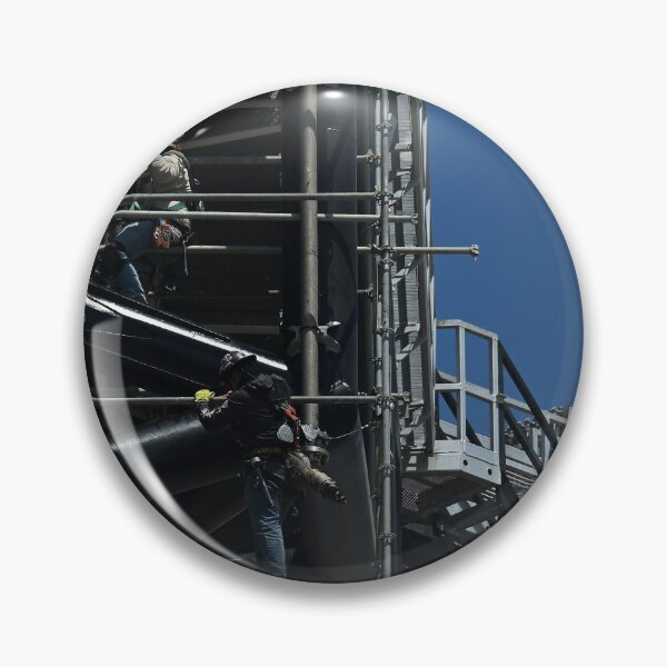 Artikelvorschau, SpaceX construction workers building the launch towers at Starbase, Boca Chica, Texas entworfen und verkauft von STFPhotoAgency.