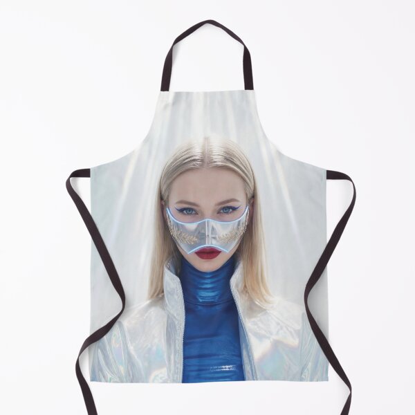 Artikelvorschau, Futuristische kaukasische Frau mit blonden Haaren und silberner Maske mit goldenen Gravuren entworfen und verkauft von Lucia Amaris Art.