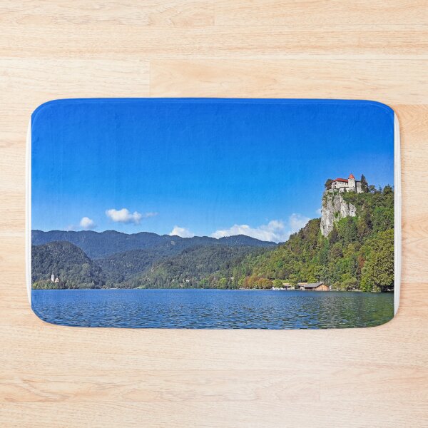 Artikelvorschau, Schloss Bled thront auf einem steilen Felsen mit Blick auf den Bleder See in Slowenien entworfen und verkauft von goceris.