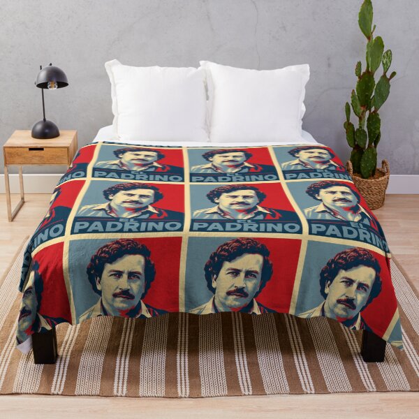 Aperçu de l'œuvre Affiche de propagande vintage El Padrino Pablo Escobar, portrait du baron de la drogue colombien, style streetwear rétro rouge et bleu créée et vendue par DyfunctionalTee.