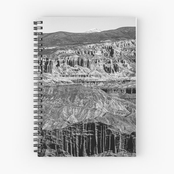 Aperçu de l'œuvre Hauts plateaux falaises colonnes volcan enneigé noir blanc créée et vendue par Keltoi-art.