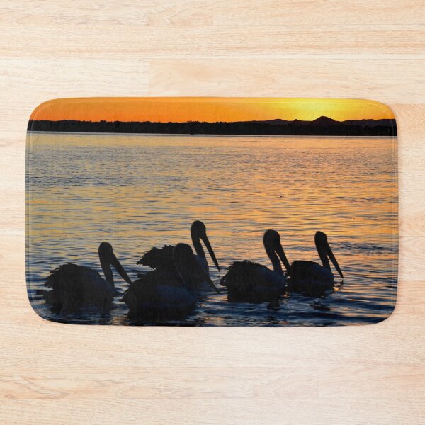 Artikelvorschau, Pelikane im Sonnenuntergang, wunderschöne Wanddekoration entworfen und verkauft von Barbara Jean Photo Art And Design.