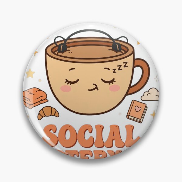 Artikelvorschau, SOZIALER BATTERIEBEREICH: 1% — verschlafene Kawaii-Kaffeetasse mit winzigen Kopfhörern, Sternen, Croissant, gemütlichem Buch und Decke, lustige Introvertierten-Atmosphäre. entworfen und verkauft von Trendnextstore.
