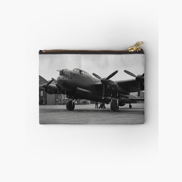 Artikelvorschau, Illustration der Nase eines Lancaster-Bombers auf einem Flugfeld entworfen und verkauft von Airpower Art.