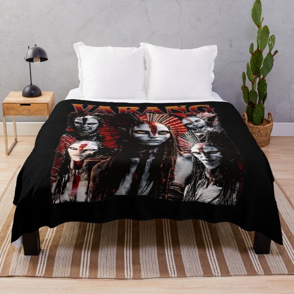 Artikelvorschau, Vintage-T-Shirt mit Fantasy-Krieger-Charaktercollage entworfen und verkauft von Daryel99.