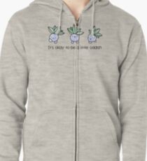 Ein kleiner Oddish Hoodie mit Reißverschluss