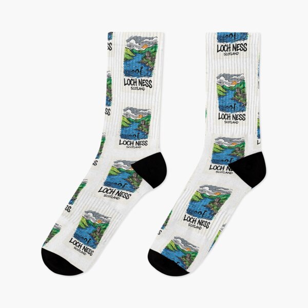 Aperçu de l'œuvre Art du monstre du Loch Ness dans les Highlands écossaises créée et vendue par Merch by Das Design Studio.
