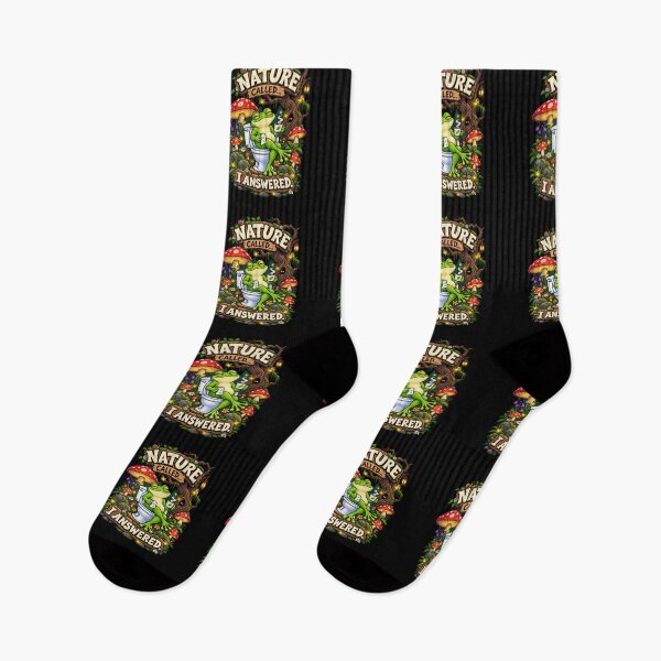 Artikelvorschau, Lustiges Frosch-T-Shirt mit dem Aufdruck „Natur ruft“ – Humorvolles Badezimmer im magischen Wald entworfen und verkauft von Angelle55.