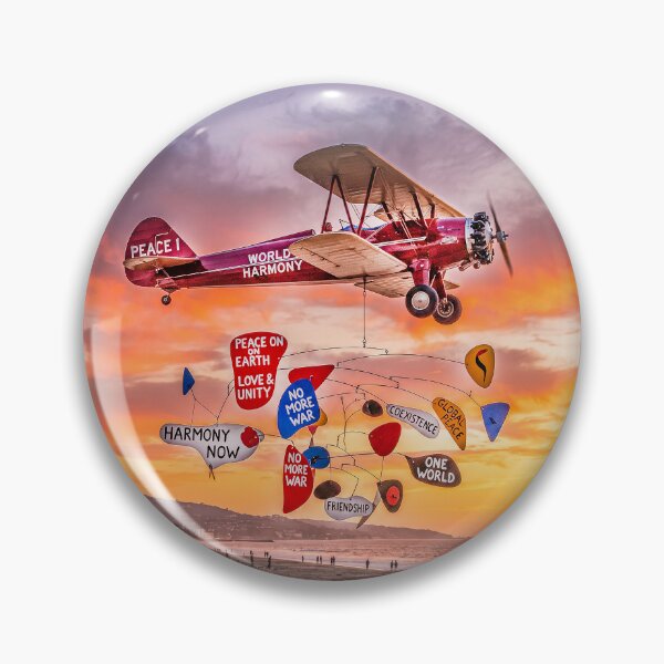 Aperçu de l'œuvre World Peace Mobile Flying Under Vintage Plane créée et vendue par Home Decor Art.