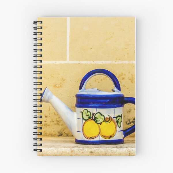 Artikelvorschau, Handbemalte blaue Keramikgießkanne mit Zitronenmotiv – ein farbenfrohes und charmantes Deko-Element im Landhausstil. entworfen und verkauft von Nmallia.