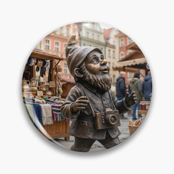 Artikelvorschau, Kunstdruck mit Touristen-Gnom – Originelles Reisegeschenk, Dekoration für Polenreisen entworfen und verkauft von Purrfecta.