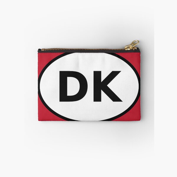 Aperçu de l'œuvre Autocollant ovale international Danemark DK · Identité visuelle minimaliste scandinave pour les voyages créée et vendue par The Digital Compass.