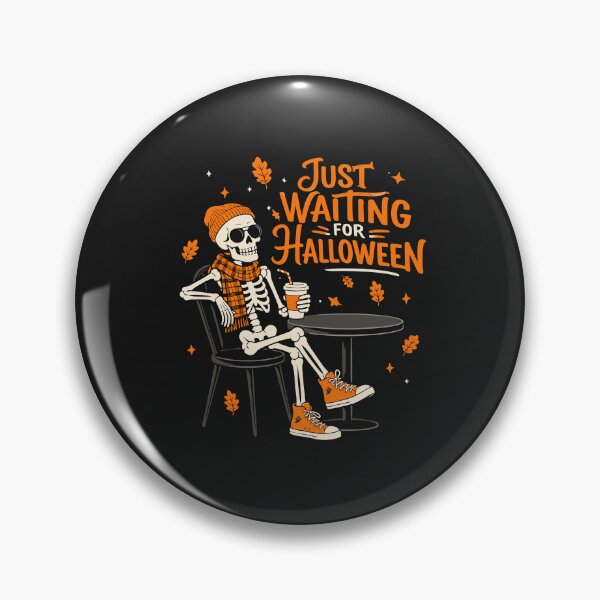 Artikelvorschau, Ich warte nur noch auf Halloween: Skelett mit orangefarbener Mütze trinkt Kaffee – Herbstlich süß entworfen und verkauft von alenaz.