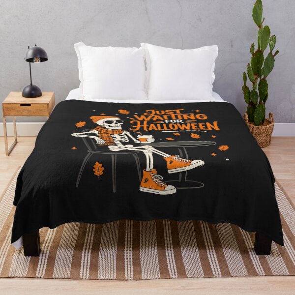 Artikelvorschau, Ich warte nur noch auf Halloween: Skelett mit orangefarbener Mütze trinkt Kaffee – Herbstlich süß entworfen und verkauft von alenaz.