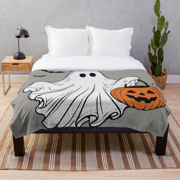 Artikelvorschau, Niedlicher Halloween-Geist mit Kürbislaterne entworfen und verkauft von RinrinDesigns.
