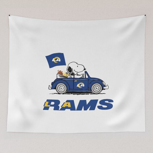 Aperçu de l'œuvre Snoopy conduit le drapeau de voiture des Rams de Los Angeles créée et vendue par WildMyth.