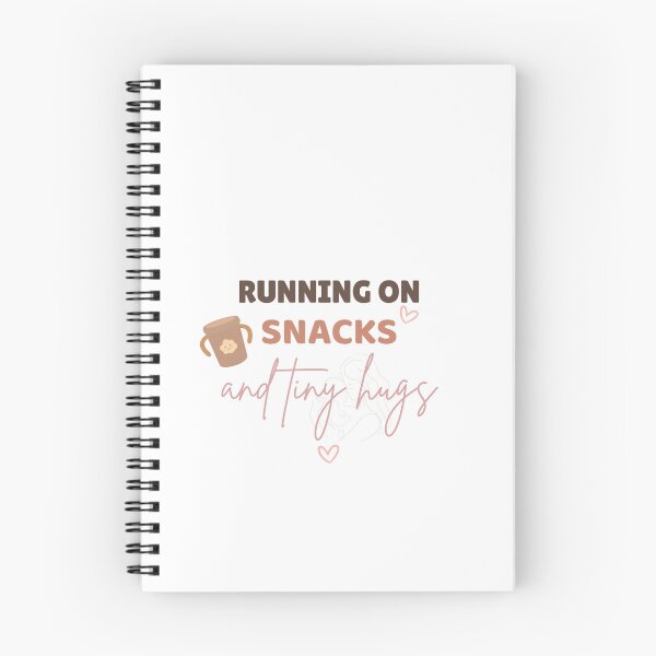 Artikelvorschau, „Mit Snacks und kleinen Umarmungen unterwegs“ – Lustiges Mama-Design entworfen und verkauft von Cafesito & little things.