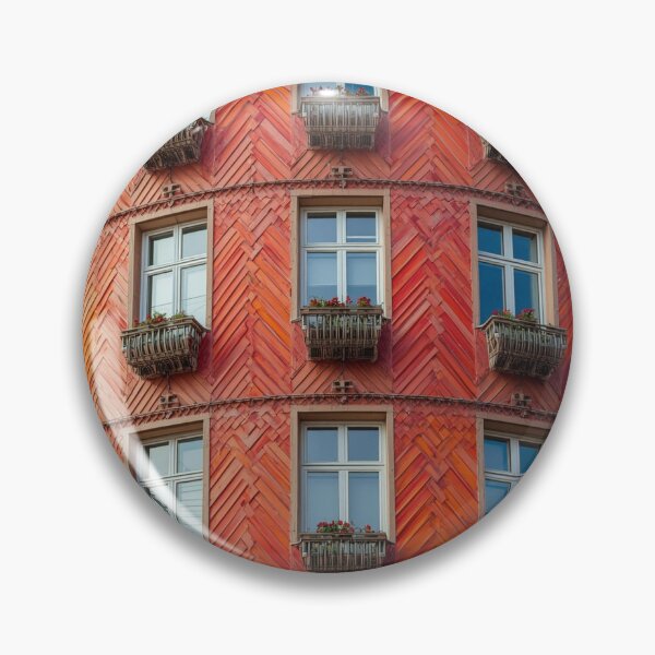 Artikelvorschau, Wiederkehrenden Balkone mit ihren Blumen an einer Fassade  entworfen und verkauft von Sigtrix.