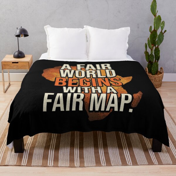 Item preview, Un mundo justo comienza con un mapa justo. Camiseta de África con el lema "Tierra igualitaria". designed and sold by Trendably.
