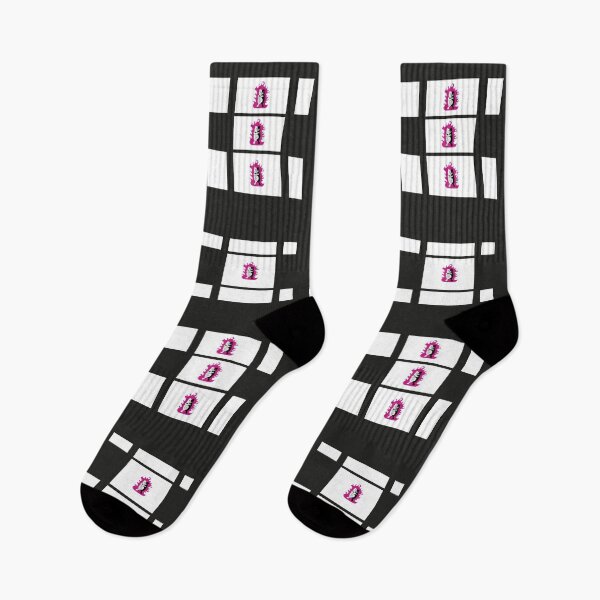 Aperçu de l'œuvre Ours Monokuma de l'anime Dangaronpa avec un fond de flammes fuchsia. créée et vendue par Sock Garden.