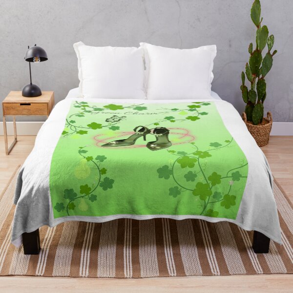 Aperçu de l'œuvre Escarpins Green Charm à motif papillon et trèfle - Création de mode créée et vendue par Rehnair.