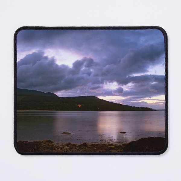 Artikelvorschau, Silhouetten des Arran-Gebirges in der Abenddämmerung entworfen und verkauft von Kasia Design.