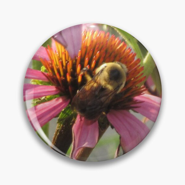 Artikelvorschau, Blume mit einer Hummel entworfen und verkauft von GoobsPhotoCo.
