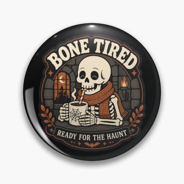 Artikelvorschau, Knochenmüdes Skelett Kaffee Vintage Halloween Shirt Gemütliches Gruseliges TTRPG Tee entworfen und verkauft von Dice_Goblin_Studio.