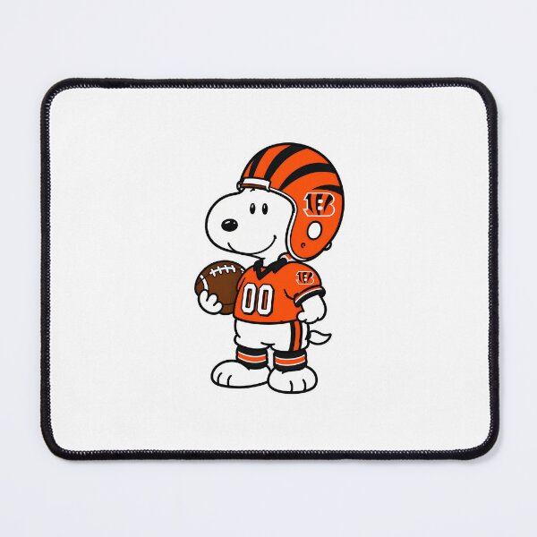 Aperçu de l'œuvre Snoopy Football Orange Cincinnati créée et vendue par ArtfulCratures.