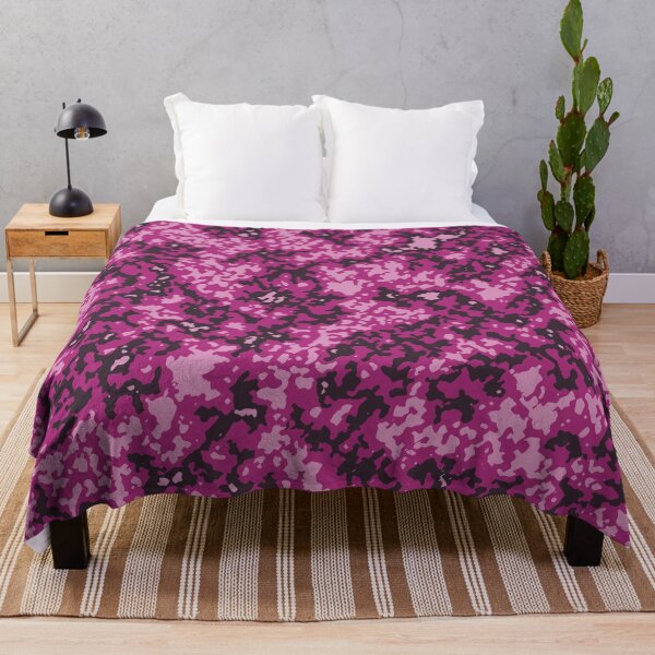Artikelvorschau, Rosa Camo-Digitalmuster in Rosa- und Lilatönen entworfen und verkauft von ShopieHome.