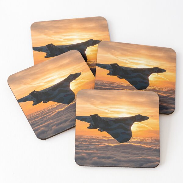 Artikelvorschau, Illustration der RAF Vulcan-Silhouette im goldenen Sonnenuntergang entworfen und verkauft von Airpower Art.