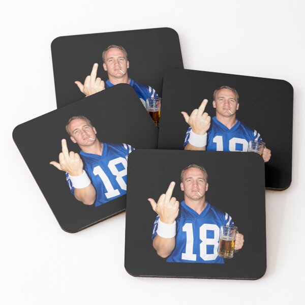 Artikelvorschau, Denver Broncos Peyton Manning trinkt und zeigt den Mittelfinger entworfen und verkauft von CruziPerez.