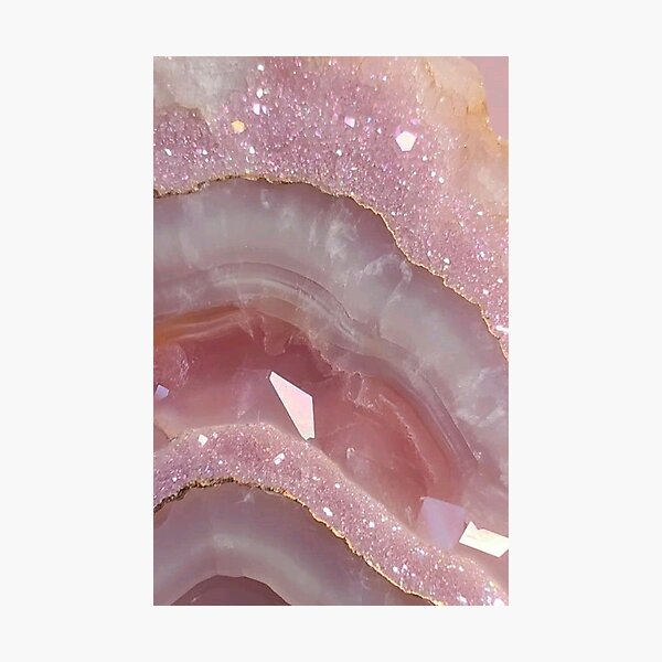 Aperçu de l'œuvre Texture de géode de cristal de quartz rose avec des veines dorées créée et vendue par LYAN-STORE.