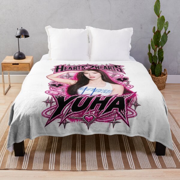 Aperçu de l'œuvre Maillot de sport Yuha Hearts2Hearts Cool Tone Visual créée et vendue par Valereekmerch.