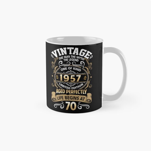 Aperçu de l'œuvre Cadeau d'anniversaire rétro vintage pour un homme mythique et légendaire, inspiré de 1957 (69 ans) créée et vendue par FernaRoje.