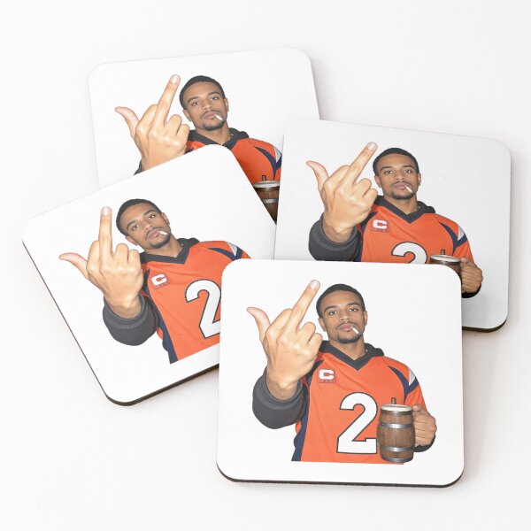 Artikelvorschau, Denver Broncos Patrick Surtain II trinkt und zeigt den Mittelfinger entworfen und verkauft von carlocurley.