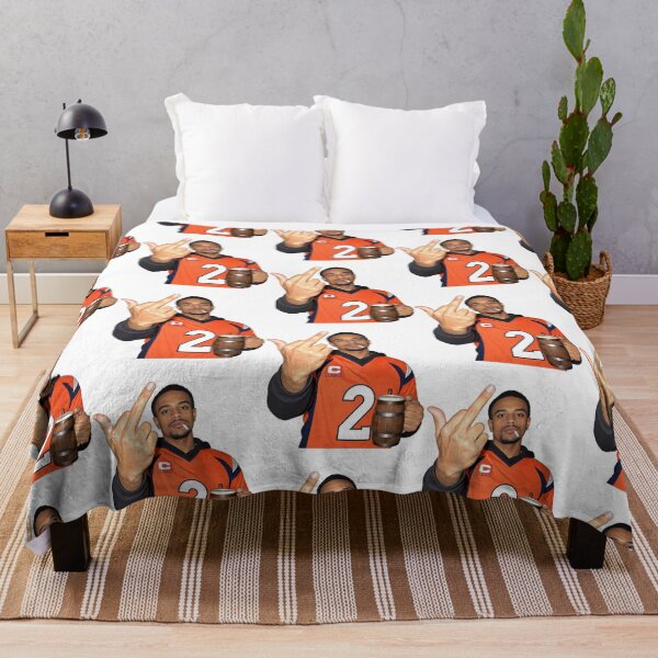 Artikelvorschau, Denver Broncos Patrick Surtain II trinkt und zeigt den Mittelfinger entworfen und verkauft von carlocurley.