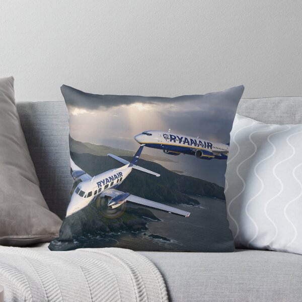 Artikelvorschau, Illustration einer Ryanair 737 und einer Turboprop-Maschine bei Sturmhimmel entworfen und verkauft von Skyframe Aviation.