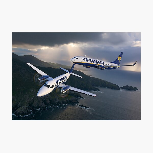 Aperçu de l'œuvre Illustration d'un Boeing 737 et d'un turbopropulseur de Ryanair dans un ciel orageux créée et vendue par Skyframe Aviation.