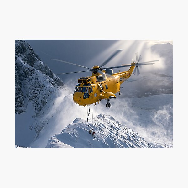 Artikelvorschau, Illustration der Winterrettungsfliegerei mit RAF Sea King entworfen und verkauft von Skyframe Aviation.